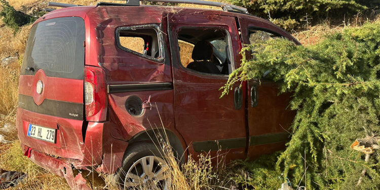 Hafif ticari araç şarampole yuvarlandı; 1ölü, 4  yaralı