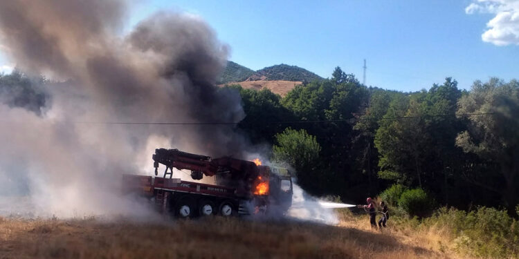 Hafif ticari araçla çarpışan vinçli kamyon yandı: 8 yaralı
