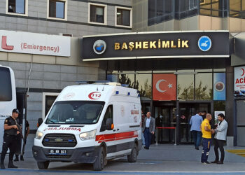 Hasta yakınlarının darbettiği asistan doktor yoğun bakımda
