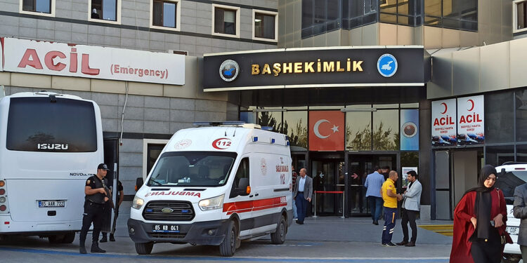 Hasta yakınlarının darbettiği asistan doktor yoğun bakımda