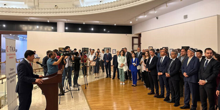 Hat Eserleri Sergisi Özbekistan ile yurt dışına açıldı