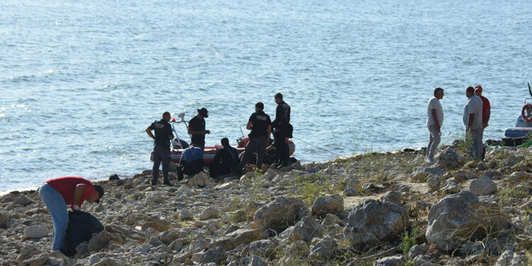 Helikopter kazasında kaybolan 3 mürettebat aranıyor