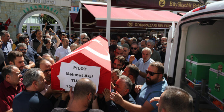 Helikopter kazasında ölen pilot, toprağa verildi