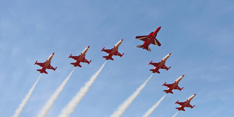 Hürjet Türk Yıldızları ile uçtu 