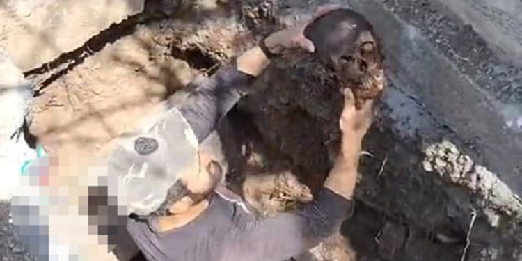 İkinci defin için kabirden çıkardığı kemikleri fırlattı