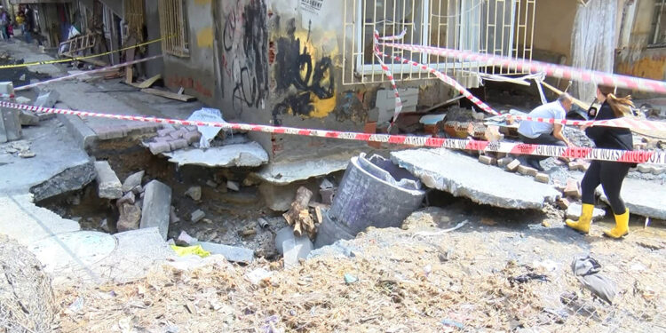 İkitelli'de su basan 8 katlı bina boşaltıldı