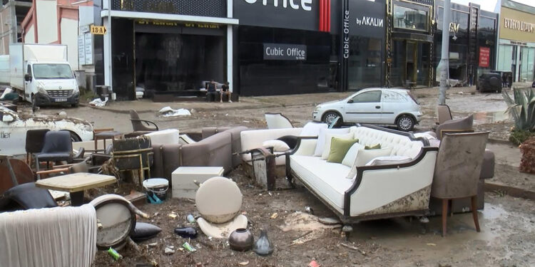 İkitelli'deki mobilyacılar sitesinde selin izleri temizleniyor