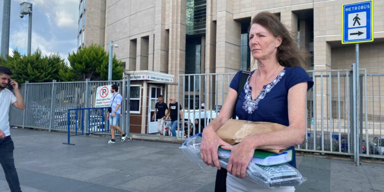 İngiliz anne intihar ettiği söylenen kızının eşyalarını üç yıl sonra teslim aldı