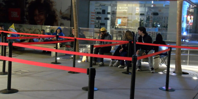 İphone 15 serisi için geceden sıraya girdiler