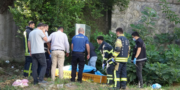 İşçi servisi kaldırımda yayalara çarptı; anne ve kızı öldü