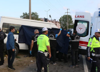 Işık ihlali yapan kamyon öğrenci servisine çarptı: 1 ölü, 4 yaralı