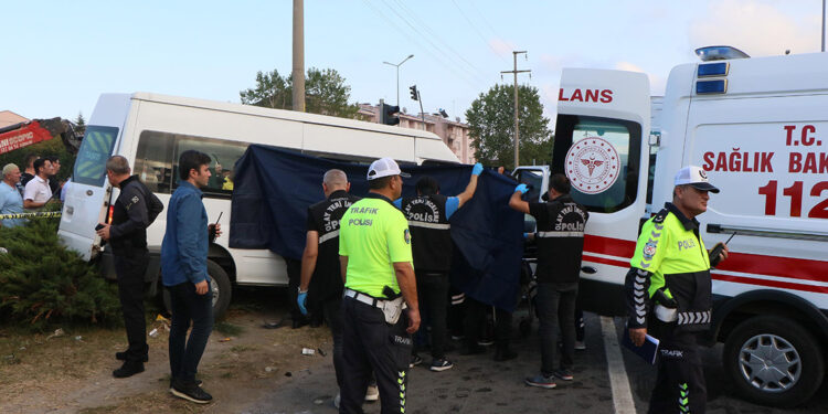 Işık ihlali yapan kamyon öğrenci servisine çarptı: 1 ölü, 4 yaralı