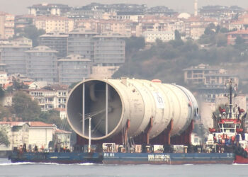 İstanbul Boğazı'ndan geçirilen dev tank ilgi çekti