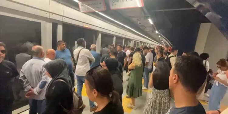 İstanbul'da metro istasyonlarında arıza yoğunluğu