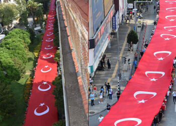 İzmir'de 350 metrelik dev Türk bayrağı ile 'Zafer Yürüyüşü'