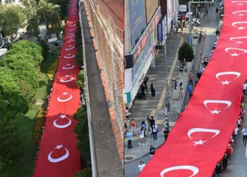 İzmir'de 350 metrelik dev türk bayrağı ile 'zafer yürüyüşü'