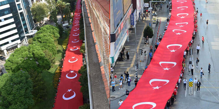 İzmir'de 350 metrelik dev Türk bayrağı ile 'Zafer Yürüyüşü'