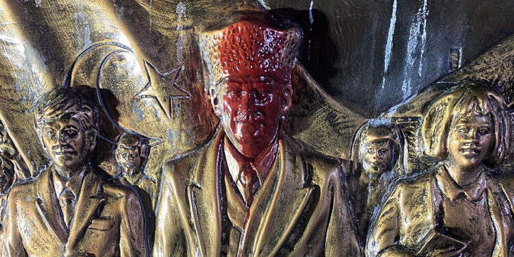 İzmir'de, Atatürk Anıtı'na sprey boyalı saldırıya tutuklama