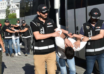 İzmir'de, adliye önündeki çatışmada 20 şüpheli adliyede