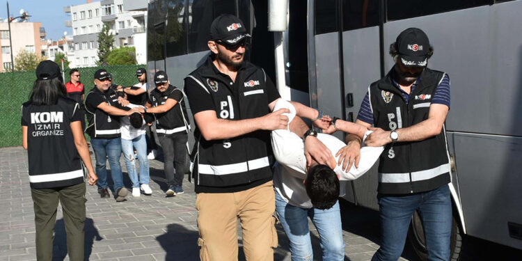 İzmir'de, adliye önündeki çatışmada 20 şüpheli adliyede