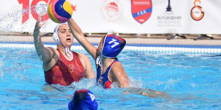 İzmir'de sutopu turnuvası başladı