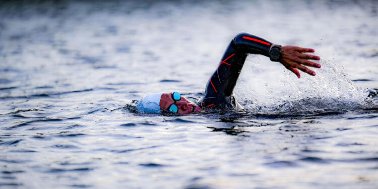 Kadına şiddete karşı farkındalık için 24 saat aralıksız yüzdü 