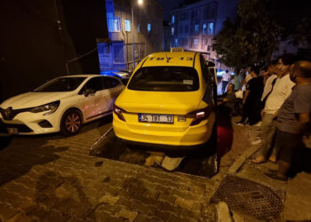 Kağıthane'de freni patlayan taksi 3 araca çarptı: 1 yaralı