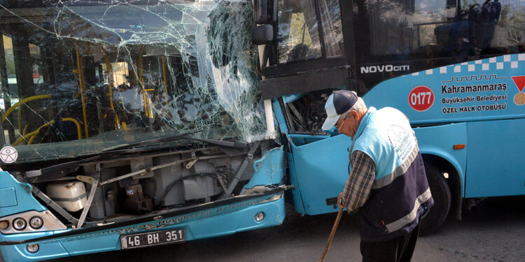 Kahramanmaraş'ta halk otobüsleri çarpıştı: 9 yaralı