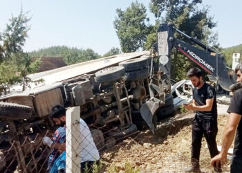 Kamyon cenaze namazı kılanların arasına daldı; ölü ve yaralılar var