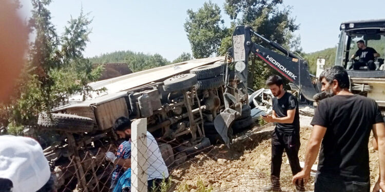 Kamyon cenaze namazı kılanların arasına daldı; ölü ve yaralılar var