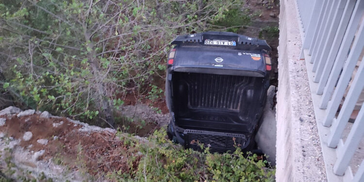 Kamyonet dere yatağına uçtu: 4 yaralı