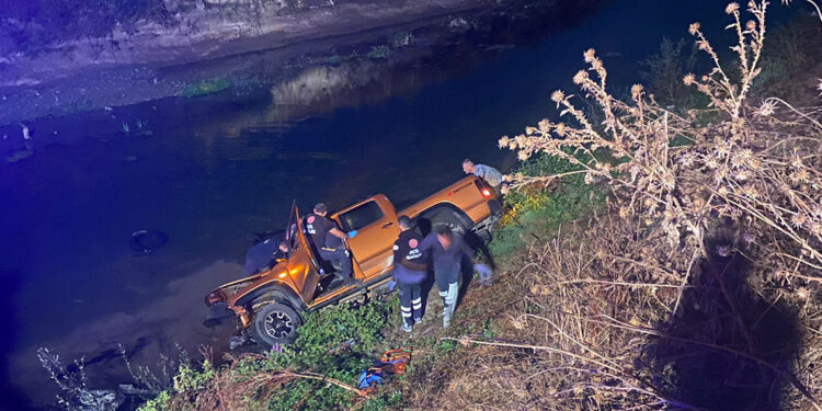 Kamyonet dereye uçtu: 1 ölü, 3 yaralı