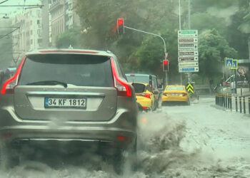 Karaköy'de sağanak yağışta yollar su altında kaldı