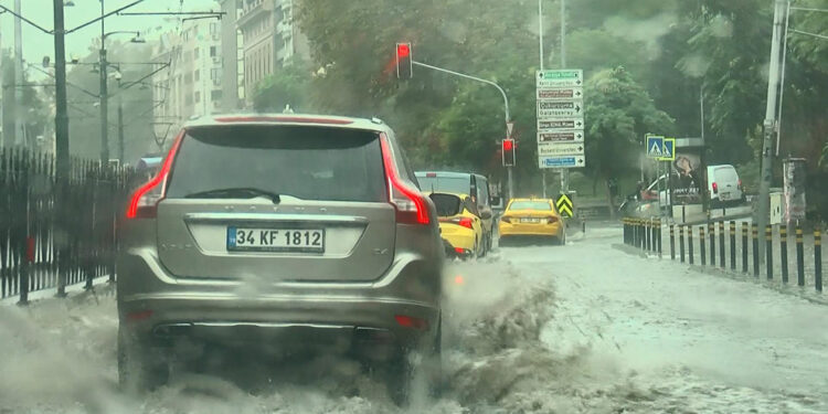 Karaköy'de sağanak yağışta yollar su altında kaldı