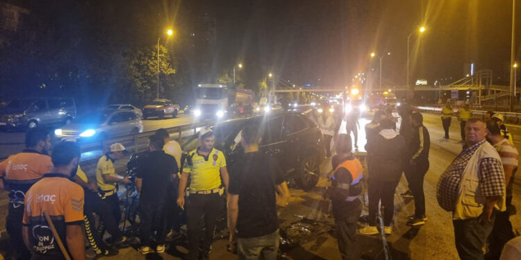 Kartal D-100 Karayolu'nda zincirleme kaza: 2 yaralı