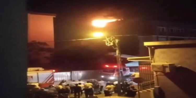 Kartal'da 4 katlı binanın teras katında yangın