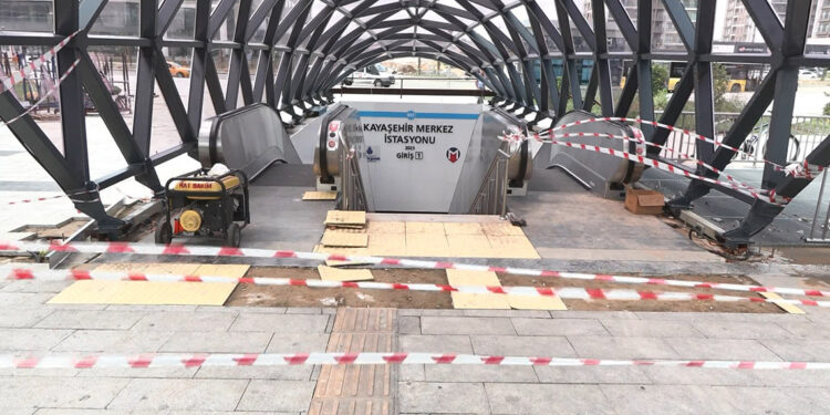 Kayaşehir Metro istasyonunda temizlik çalışmaları başladı