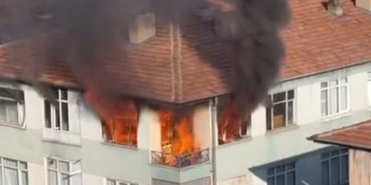 Kayseri'de 3 katlı binada yangın