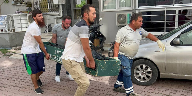 Kazakistanlı 9 aylık hamile kadın, evinde ölü bulundu