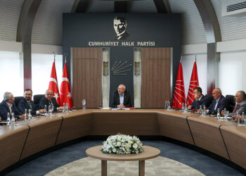 Kılıçdaroğlu, CHP Antalya İl Başkanı ile görüştü