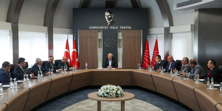 Kılıçdaroğlu, CHP Antalya İl Başkanı ile görüştü