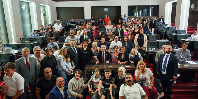 Kılıçdaroğlu engelli vatandaşlarla buluştu