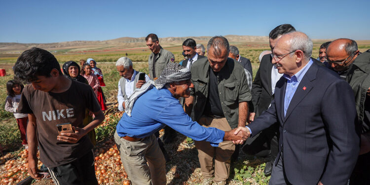 Kılıçdaroğlu mevsimlik tarım işçileriyle görüştü