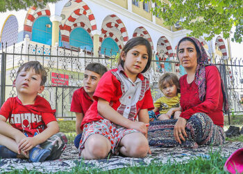 Kiralık daire bulamayan depremzede aile sokakta kaldı