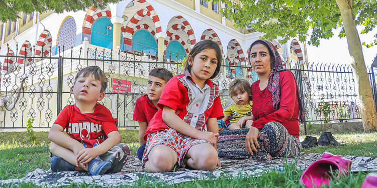 Kiralık daire bulamayan depremzede aile sokakta kaldı