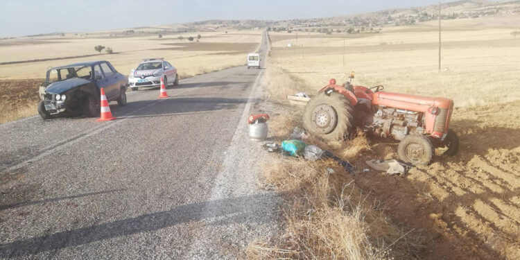 Kırıkkale'de otomobil traktöre çarptı: 1'i ağır, 3 yaralı