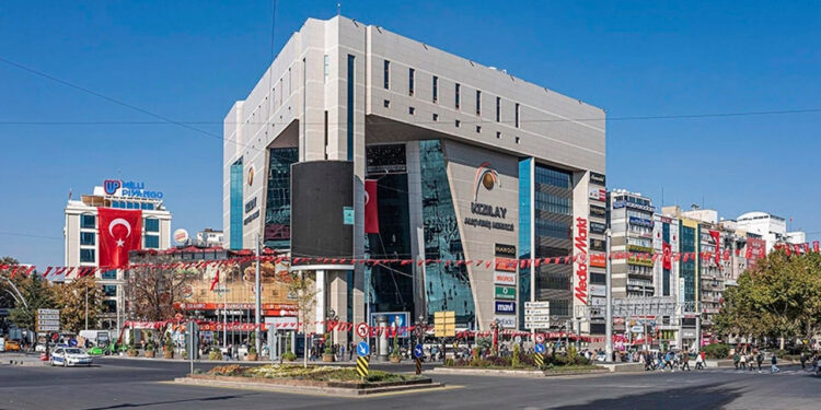 Kızılay AVM'de tahliye kararı