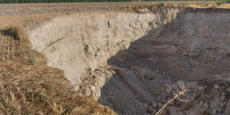Konya'da 40 metre derinliğinde obruk oluştu