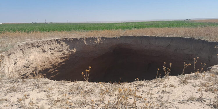 Konya'da 60 metre derinliğinde obruk oluştu