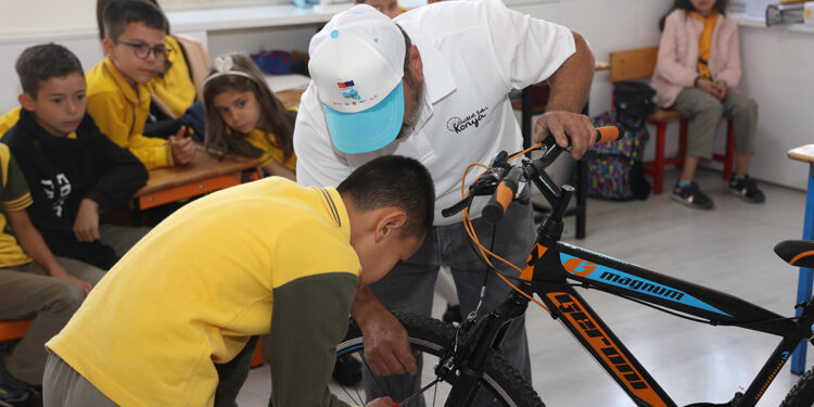 Konya’da okullarda bisiklet tamir ve bakım eğitimi verildi